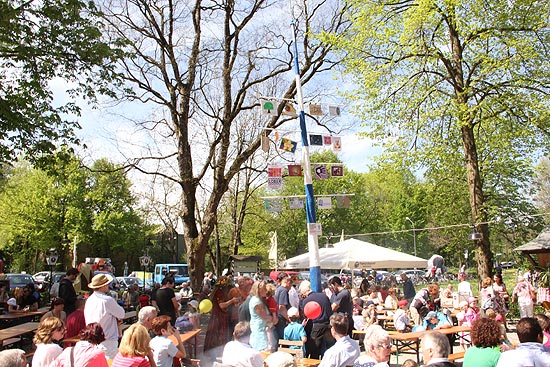 Maibaum im Biergarten des Gasthaus Siebenbrunn (Foto: Martin Schmitz)